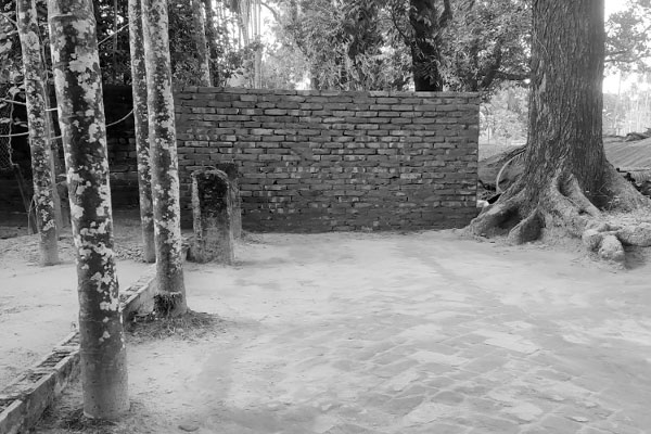 শত বছরের রাস্তা বন্ধ চলাচলে দুর্ভোগ