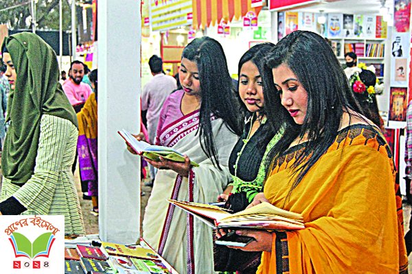 ছুটির দিনে জনস্রোত