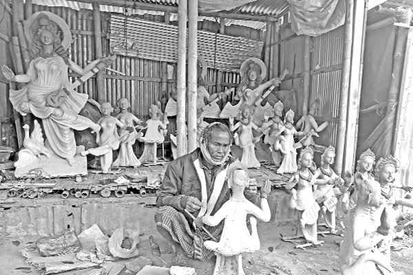সরস্বতী প্রতিমা তৈরিতে ব্যস্ত মৃৎশিল্পীরা