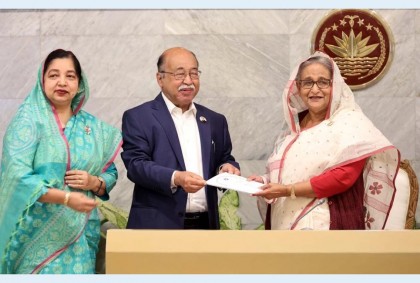 প্রধানমন্ত্রীর কাছে টাঙ্গাইল শাড়িসহ ৩ পণ্যের জিআই সনদ হস্তান্তর 