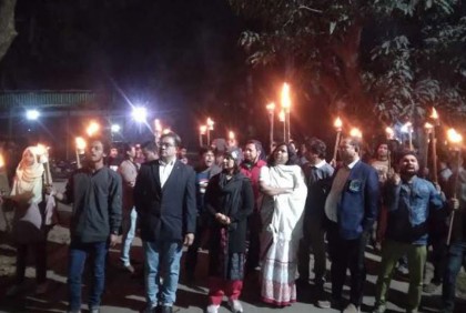 জাবিতে ৫ দফা দাবিতে শিক্ষক-শিক্ষার্থীদের মশাল মিছিল