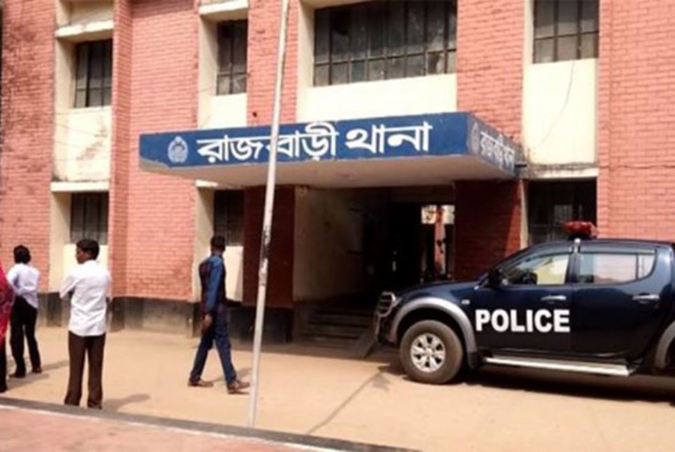 থানায় ঢুকে ওসিকে রক্তাক্ত জখম করলেন যুবক, গ্রেফতার ৩