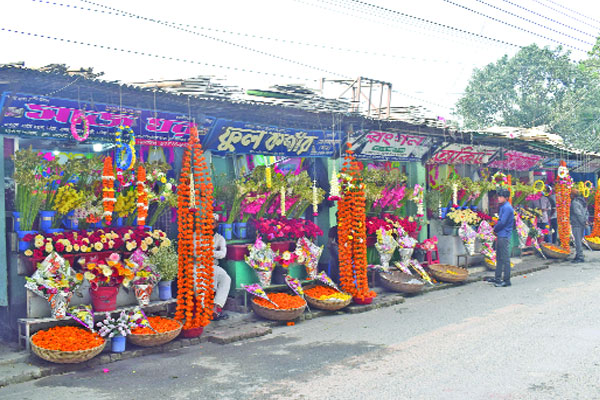 ফুলের পসরা সাজিয়ে বসেছেন ব্যবসায়ীরা
