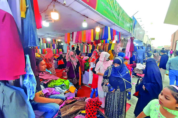 বাণিজ্য মেলায় দর্শনার্থী কম বিক্রি বেশি