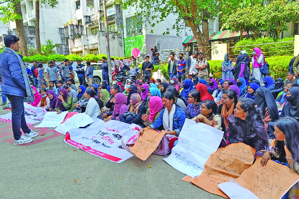 চবিতে শিক্ষক আন্দোলনে এবার যুক্ত শিক্ষার্থীরা