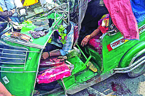 কাভার্ড ভ্যান চাপায় মা ছেলেসহ নিহত ৫