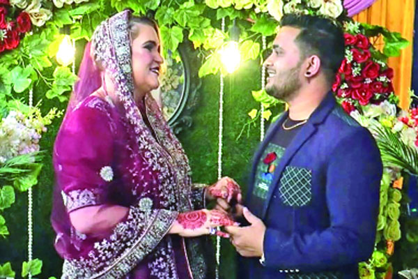 প্রেমের টানে আফ্রিকার তরুণী নারায়ণগঞ্জে