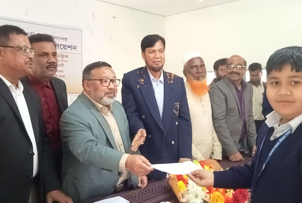 নাটোরে মেধাবী সুবিধা বঞ্চিত শিক্ষার্থীদের মাঝে বৃত্তির অর্থ প্রদান