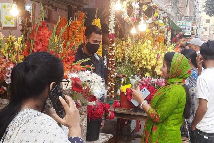মানিকগঞ্জে ফুলের দোকানে উপচেপড়া ভিড়