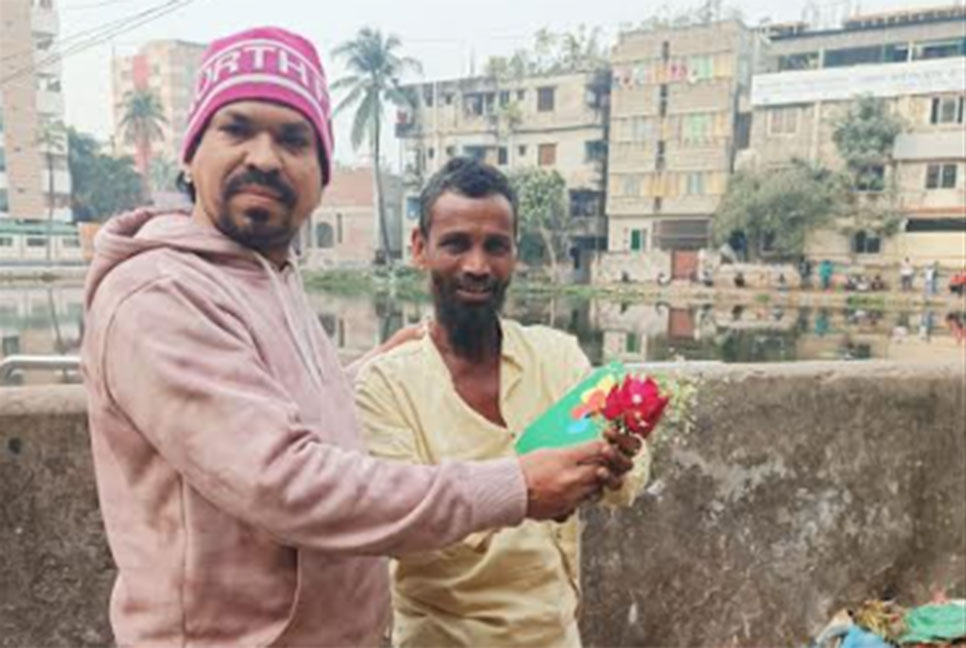 শিক্ষকের ভালোবাসায় মুগ্ধ নগরীর পরিচ্ছন্নতাকর্মীরা  