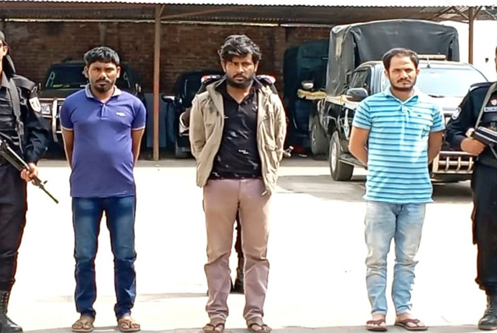 উখিয়ায় ৩ আরসা সন্ত্রাসী গ্রেফতার, বিদেশি অস্ত্র-গুলি উদ্ধার 