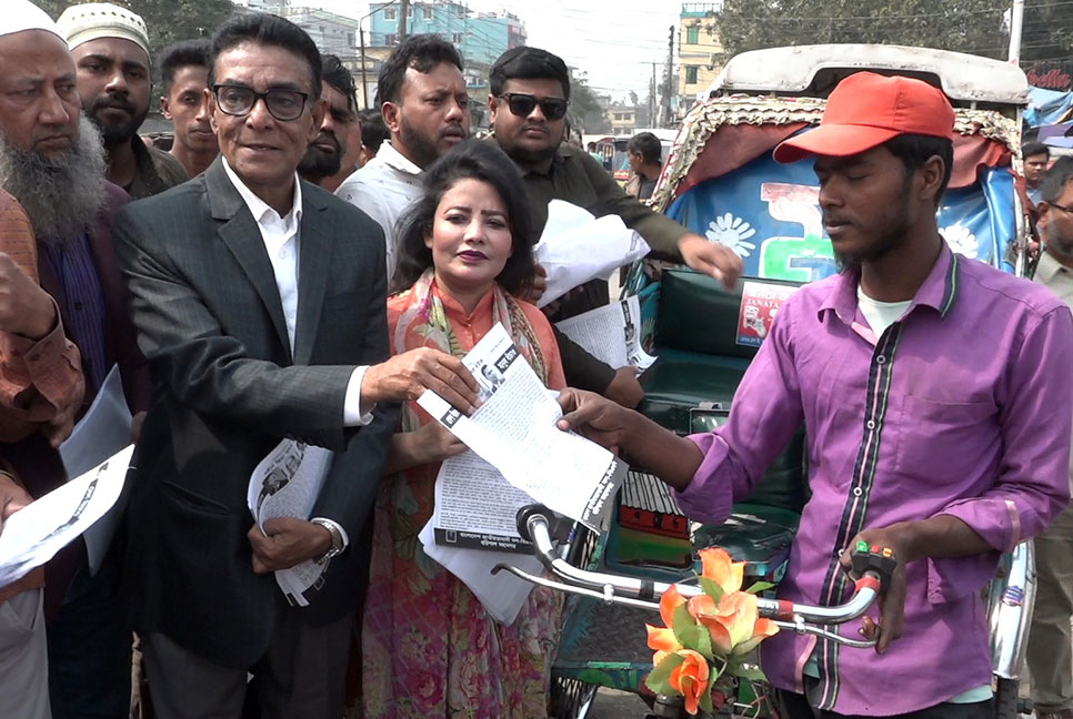 বরিশালে বিএনপির লিফলেট বিতরণ