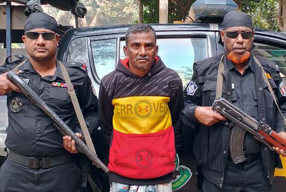 স্ত্রীকে কুপিয়ে হত্যার ঘটনায় স্বামী গ্রেফতার