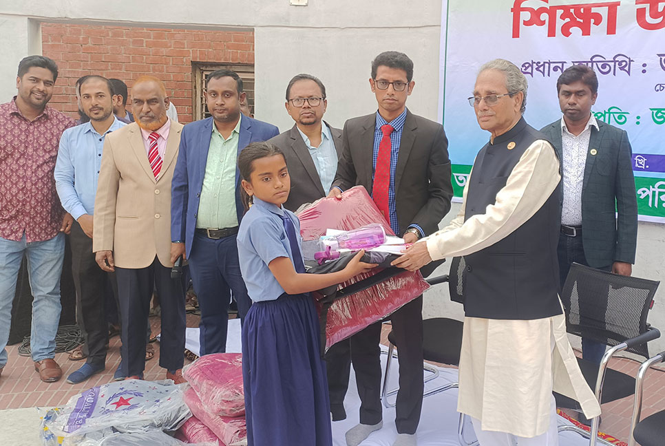 টুঙ্গিপাড়ায় শিক্ষার্থীদের মধ্যে শিক্ষা উপকরণ বিতরণ