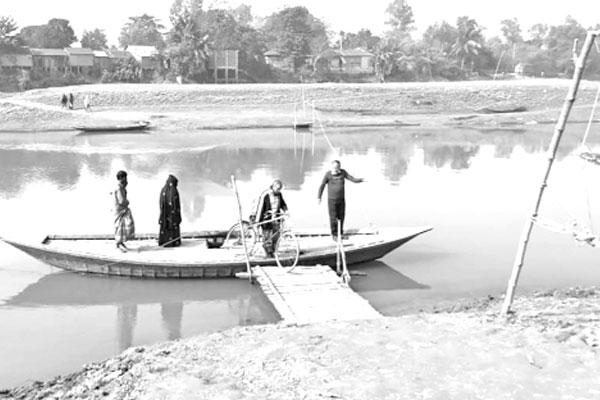 রশি টানা নৌকায় নদী পারাপার