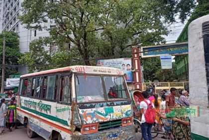 শিক্ষার্থীদের জন্য ‌‘মরণফাঁদ’ জবির প্রধান ফটক