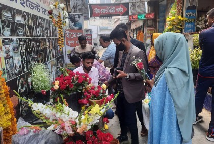 জয়পুরহাটে সাইজ ভেদে গোলাপ বিক্রি হচ্ছে ৫০-১০০ টাকা