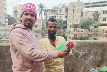 শিক্ষকের ভালোবাসায় মুগ্ধ নগরীর পরিচ্ছন্নতাকর্মীরা  