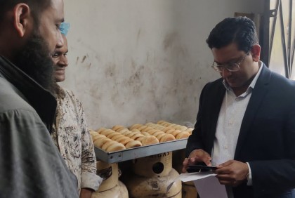 বেগমগঞ্জে অস্বাস্থ্যকর পরিবেশে খাদ্যপণ্য তৈরি করায় জরিমানা