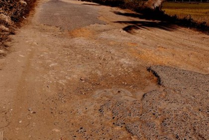 বেহাল সড়কে মানুষের দুর্ভোগ
