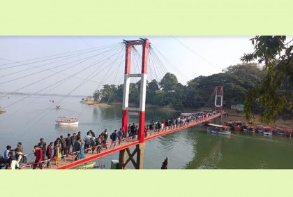 বসন্তের আমেজে পাহাড়ে পর্যটকের ঢল