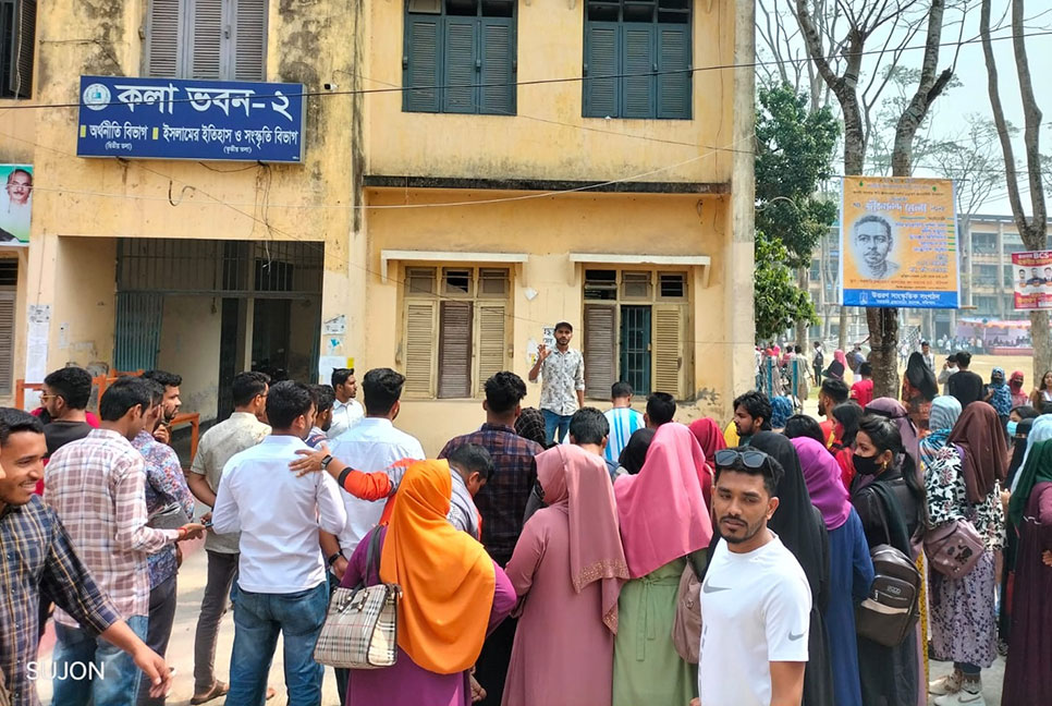 বরিশালে
বিএম কলেজে শিক্ষার্থীদের বিক্ষোভ