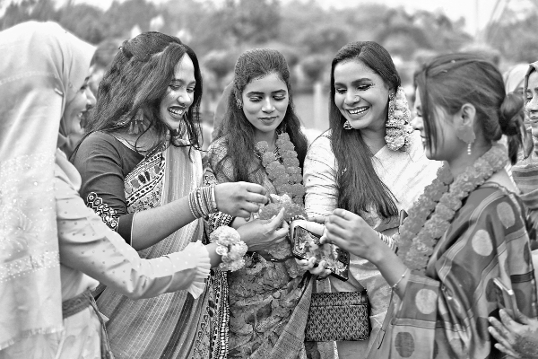 বসন্ত আর ভালোবাসায় মাতোয়ারা