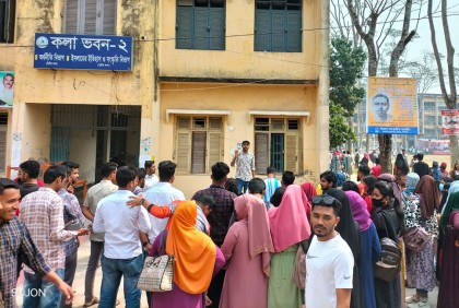 বরিশালে
বিএম কলেজে শিক্ষার্থীদের বিক্ষোভ