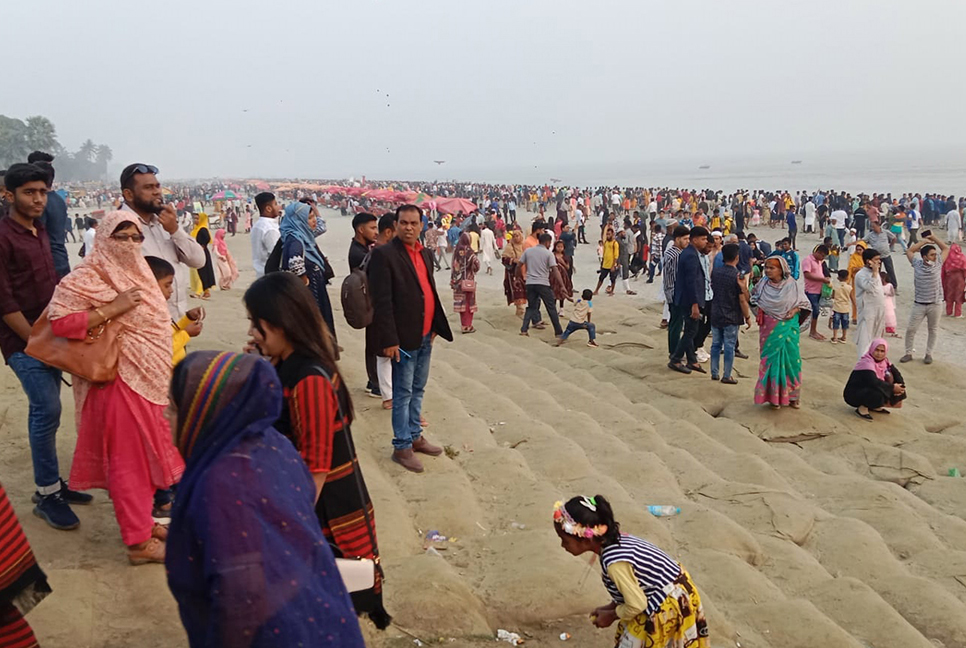 পর্যটক মুখর কুয়াকাটা