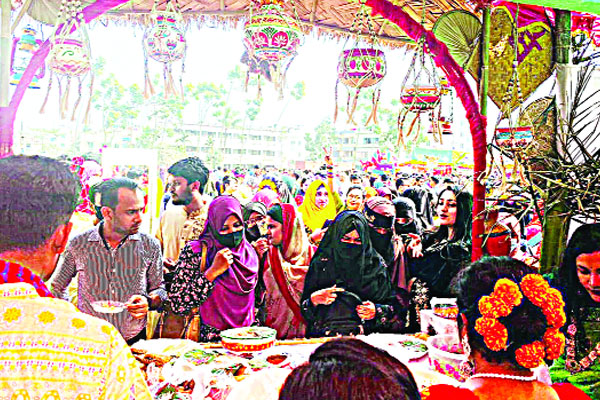 ফাগুন উৎসবে রঙিন ভিক্টোরিয়া ক্যাম্পাস