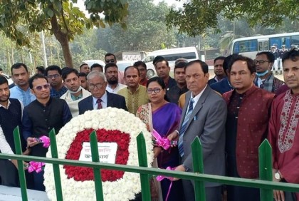 ড. ওয়াজেদ মিয়ার সমাধিতে পুষ্পস্তবক অর্পণ