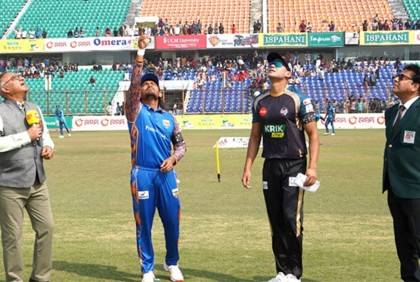 বিপিএল: টস জিতে ব্যাটিংয়ে ঢাকা