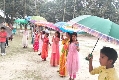নগরকান্দায় শিক্ষার্থীদের মাঝে ছাতা বিতরণ