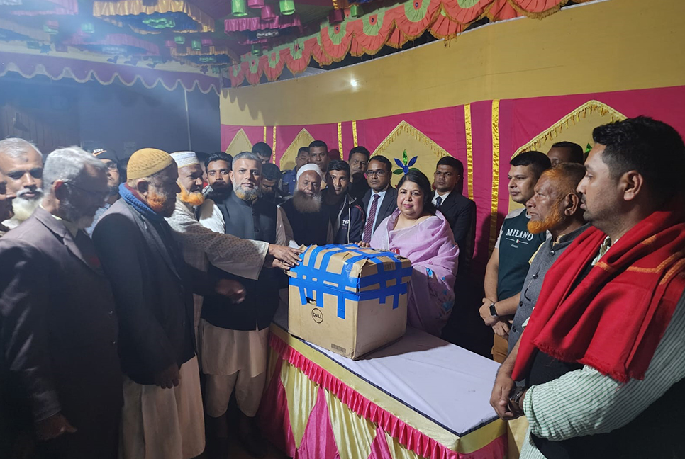 পীরগঞ্জ প্রেসক্লাবের পাঠাগারে স্পিকারের বই উপহার