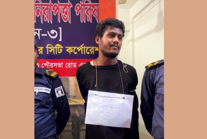 টঙ্গীতে অস্ত্রসহ ছিনতাইকারীকে আটক করে গণধোলাই