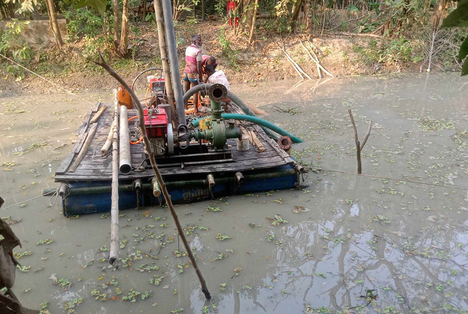 বরগুনায় অবৈধভাবে বালু উত্তোলনের দায়ে জরিমানা
