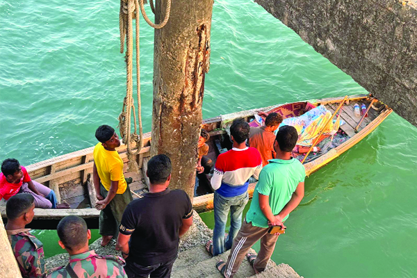 ওপারে ভারী অস্ত্রের যুদ্ধ