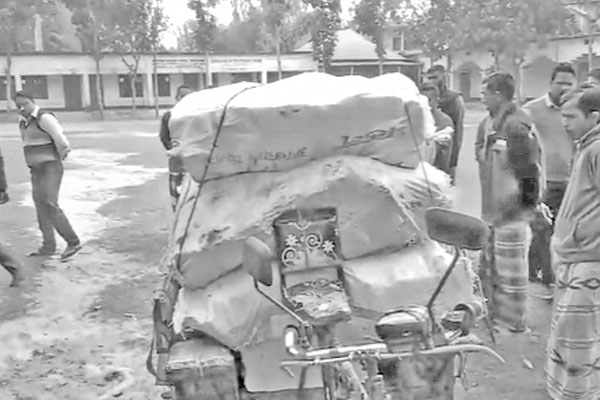 সরকারি বই বিক্রির চেষ্টাকালে স্থানীয়দের হাতে আটক