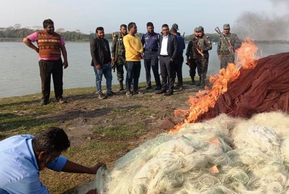 বাবুগঞ্জে জব্দকৃত বিপুল পরিমান অবৈধ জাল পুড়িয়ে ধ্বংস