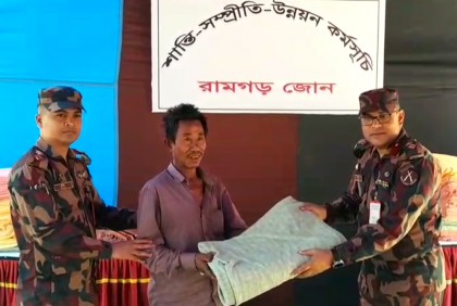খাগড়াছড়ির রামগড়ে স্থানীয়দের মাঝে বিজিবির মানবিক সহায়তা