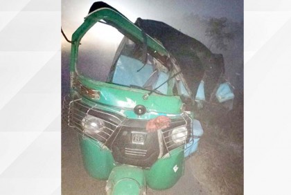 বগুড়ায় ট্রাকে অটোরিকশার ধাক্কা, মায়ের মৃত্যু ছেলে আহত