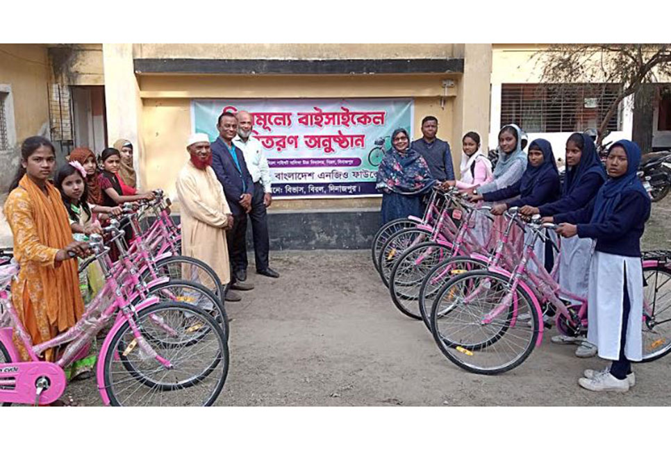 ২৫ জন নারী শিক্ষার্থীকে বিনামূল্যে 
বাইসাইকেল বিতরণ 
