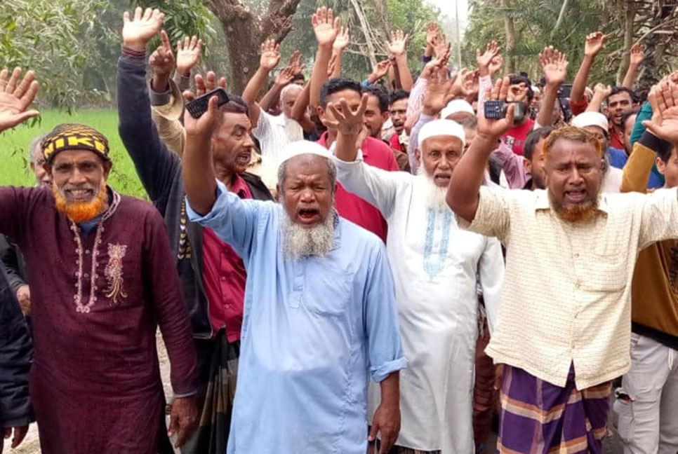 উজিরপুরে ধান ক্ষেতে বাঁধ দিয়ে মাছের
ঘের করার প্রতিবাদে কৃষকদের বিক্ষোভ