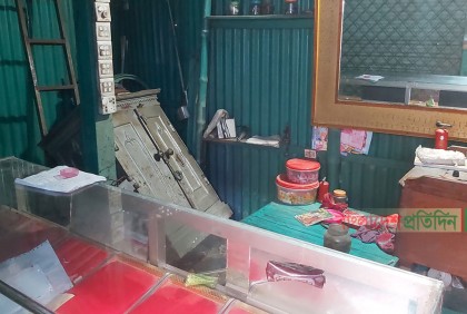 চরভদ্রাসনে ৩ স্বর্ণের দোকান, এক বাড়িতে ডাকাতি
