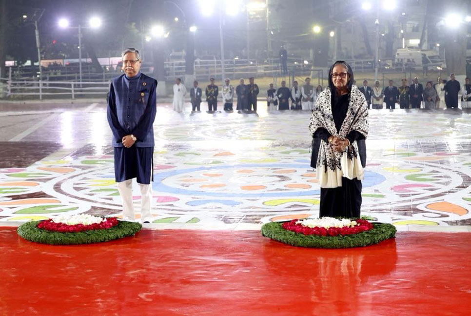 একুশের প্রথম প্রহরে রাষ্ট্রপতি-প্রধানমন্ত্রীর শ্রদ্ধা