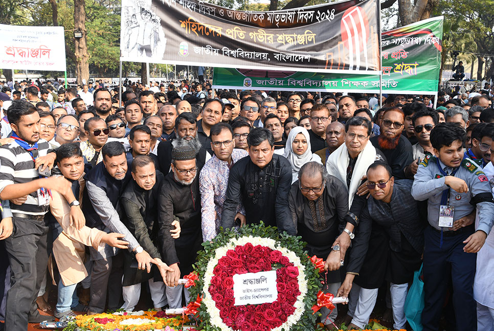 ভাষা শহিদদের প্রতি জাতীয় বিশ্ববিদ্যালয় উপাচার্যের শ্রদ্ধা নিবেদন