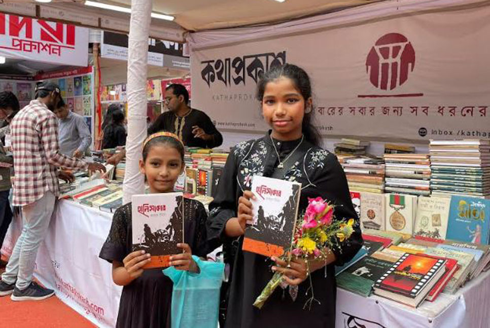 ছুটির দিনে চট্টগ্রামের বইমেলায় পাঠকদের ভিড় 