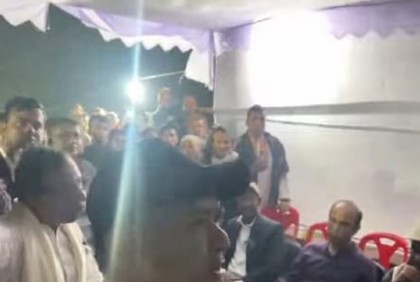 শহীদ মিনারে ফুল দেয়া নিয়ে কুবি শিক্ষকদের হট্টগোল