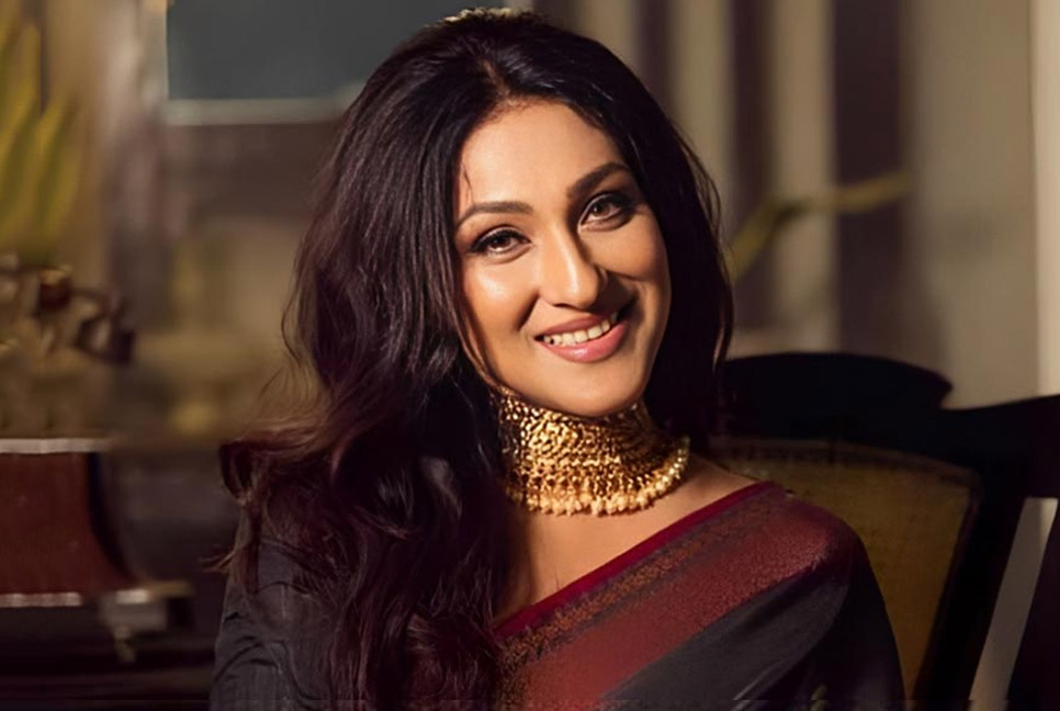 ঋতুপর্ণা ঢাকায়