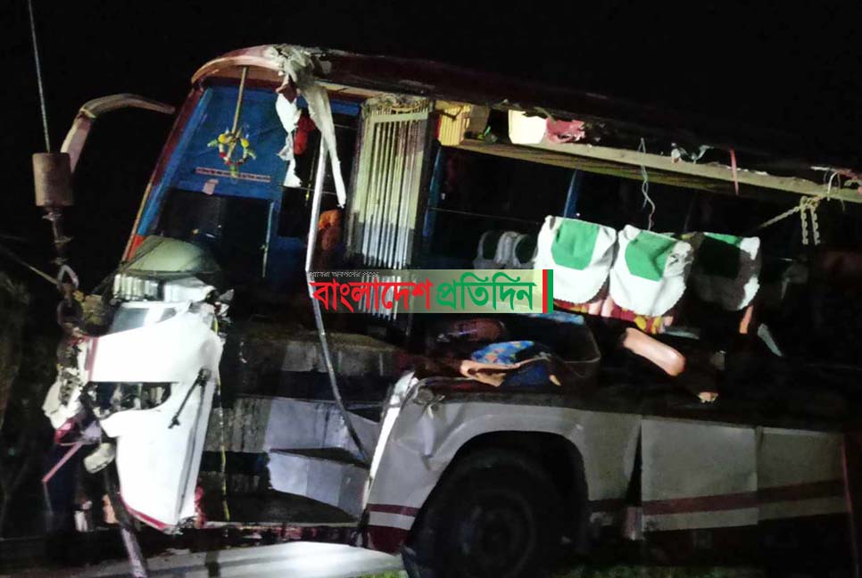 এক্সপ্রেসওয়েতে বাস-ট্রাক সংঘর্ষ, নিহত ৪



